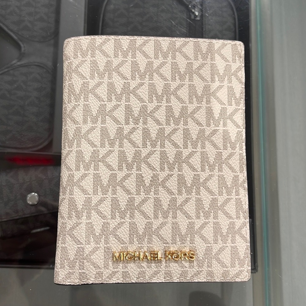 Michael Kors Jet Set Travel Passport Wallet
Lt Cream Signature/Golden Hardware - Picture 12 of 16